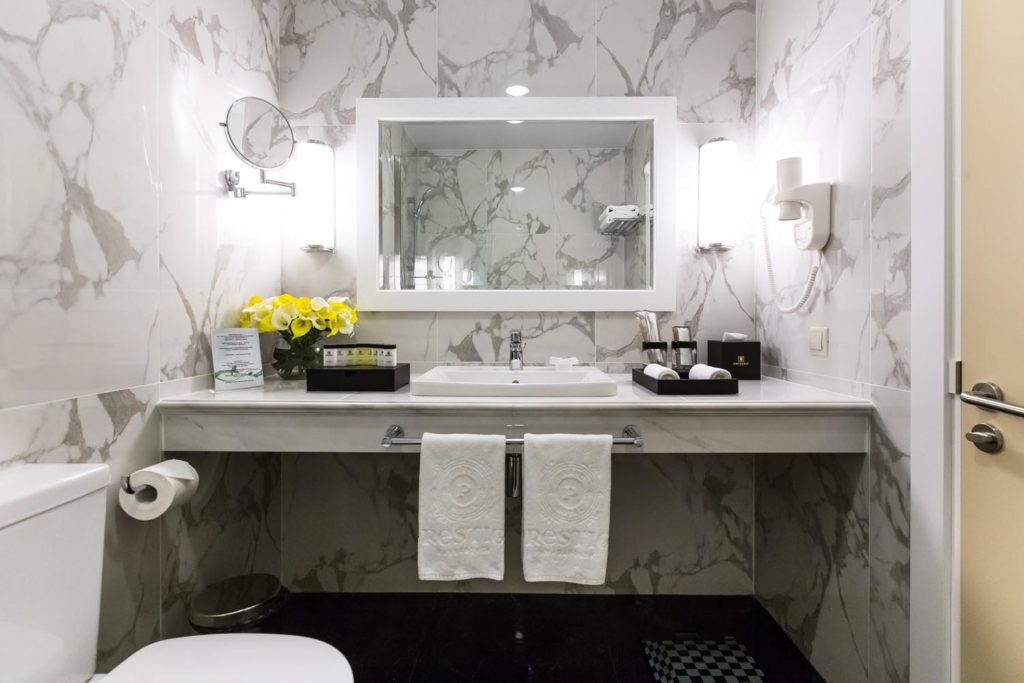 Раковина в ванной комнате отеля Сопка