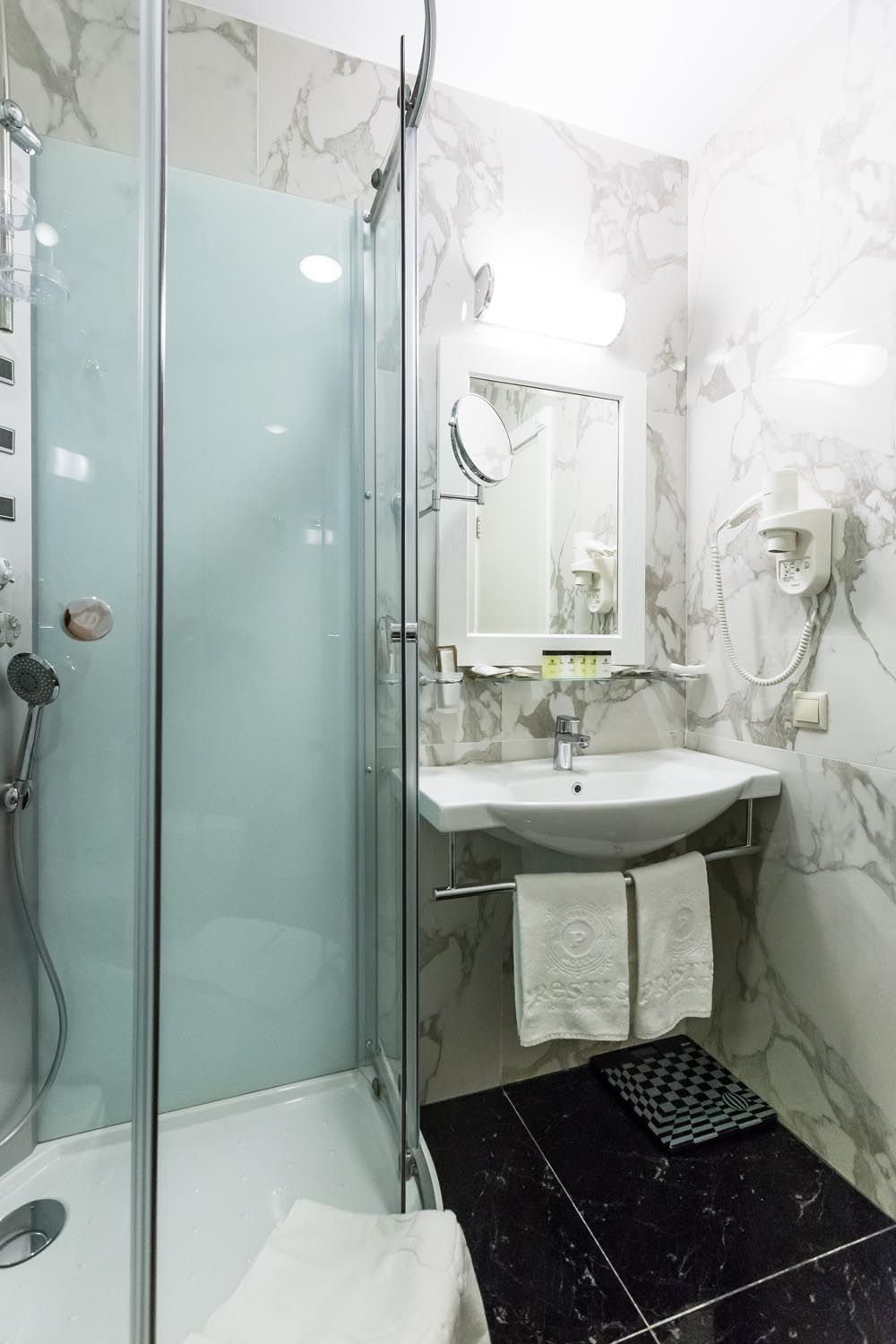 Душевая кабина в отеле Сопка