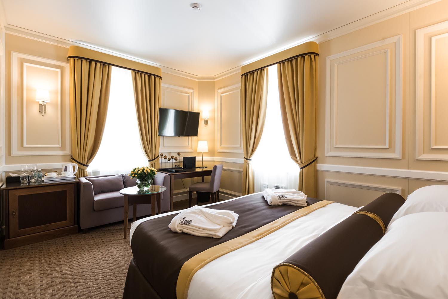 Рабочая зона в двухместном номере комфорт с кроватью отеля Сопка