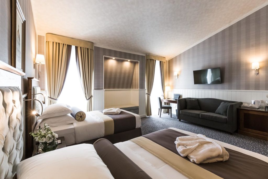 Рабочая зона в двухместном номере отеля Сопка