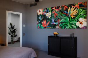 Интерьер двухместного номера люкс терраса в отеле Сопка