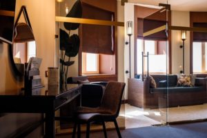 Рабочая зона в номере люкс терраса отеля Сопка