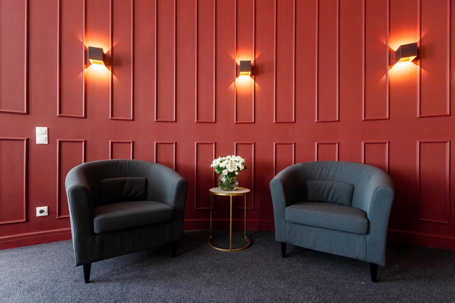 Два кресла и столик в номере Джуниор Сюит Остров отеля Сопка