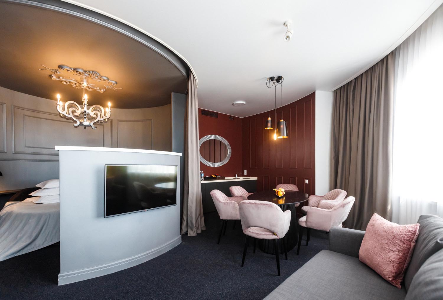 Обеденная зона в номере Джуниор Сюит Остров