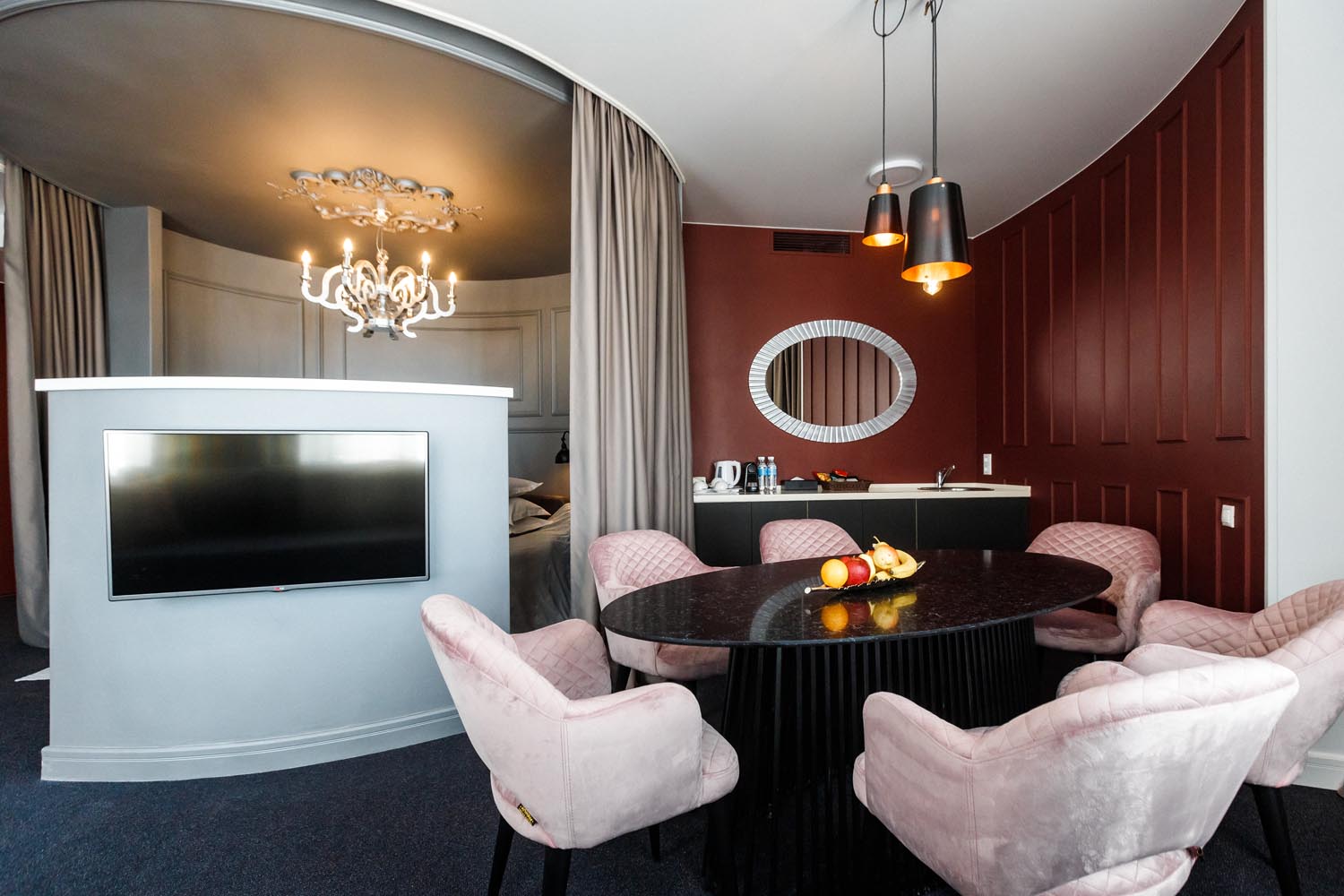 Обеденная зона в номере Джуниор Сюит Остров отеля Сопка