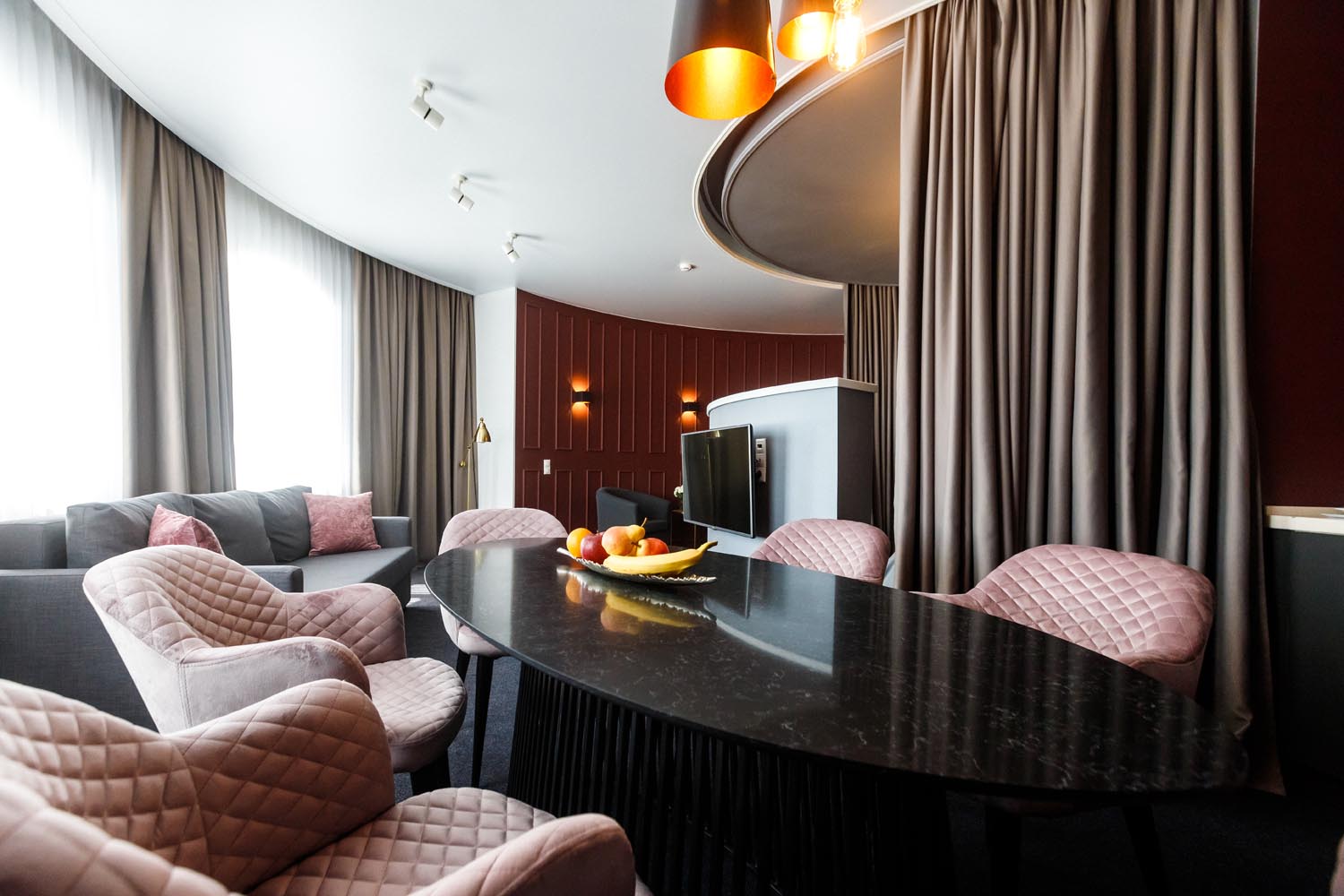 Обеденная стол в номере Джуниор Сюит Остров отеля Сопка