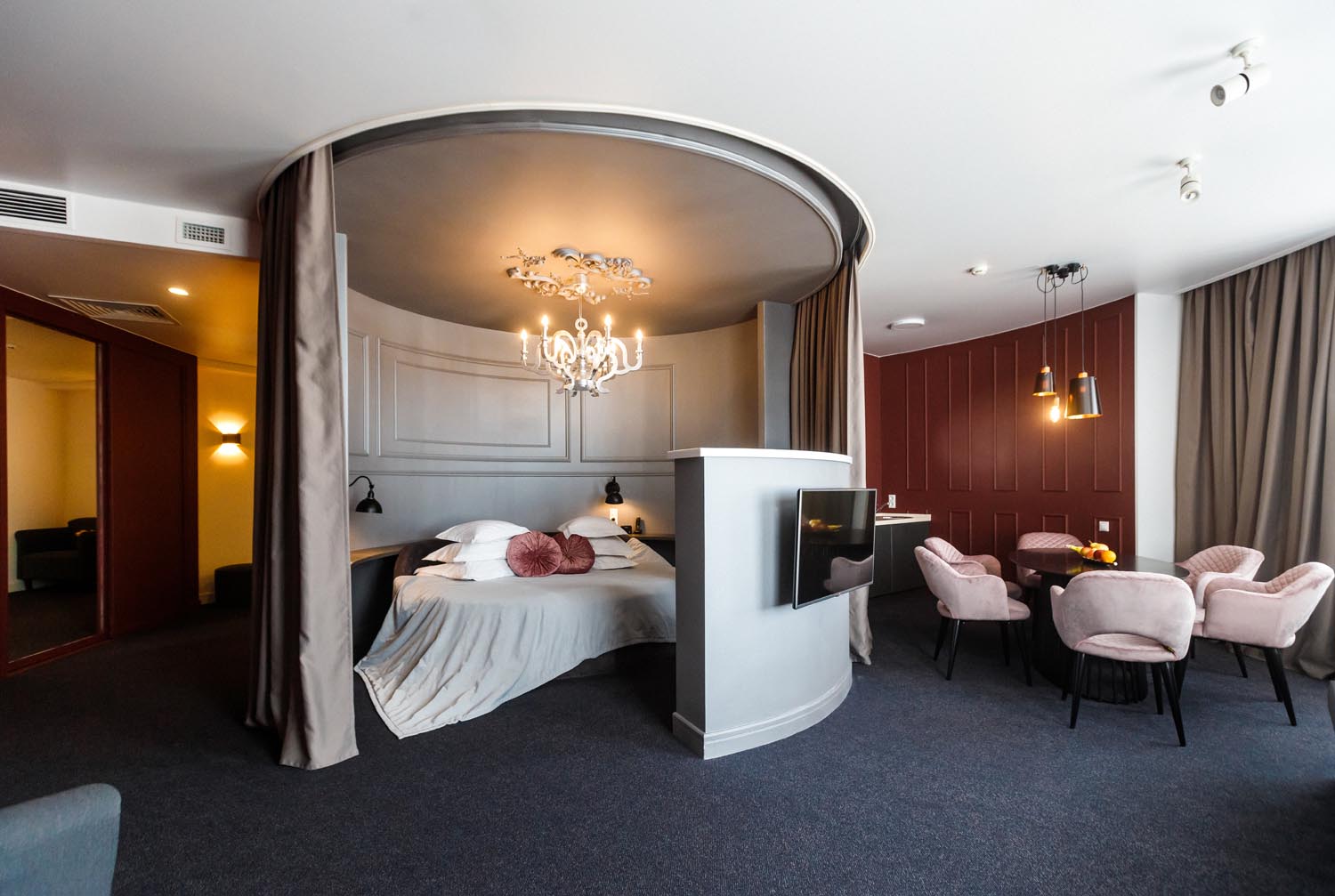 Круглая кровать в номере Джуниор Сюит Остров отеля Сопка