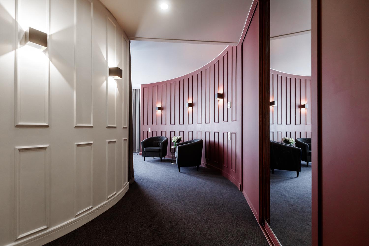 Радиальные стены в номере Джуниор Сюит Остров отеля Сопка