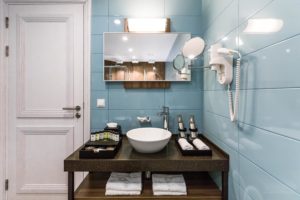 Раковина ванной комнаты двухместного номера люкс терраса в отеле Сопка