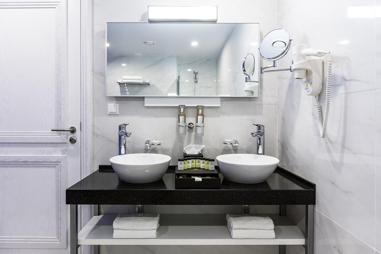 Раковины в номере Джуниор Сюит Остров в отеле Сопка